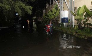 BANJIR SOLO : Diguyur Hujan 4 Jam, Anak Sungai Gajah Putih di Kerten Meluap