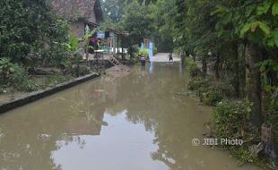 BANJIR SUKOHARJO : Air Kali Samin Meluap Rendam Jalan Perkampungan Tegalmade