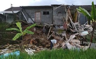 LONGSOR WONOGIRI : 4 Rumah di Jatibedug Ambruk, 10 Warga Mengungsi