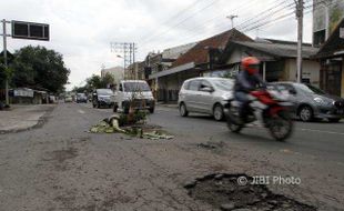 JALAN RUSAK SOLO: DPRD Solo Desak Pemkot Solo Gunakan Dana Sapu Lubang untuk Perbaiki Jalan