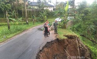 INFRASTRUKTUR WONOGIRI : Longsor, Jalan Wonogiri-Magetan via Bulukerto Nyaris Terputus