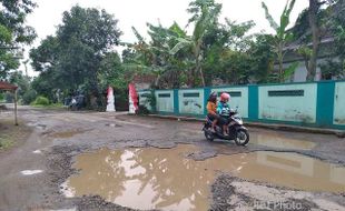 INFRASTRUKTUR KLATEN : Jadi Jalur Pengalihan saat Jalan Pakis-Wonosari Diperbaiki, Jalan Desa Jelobo Kini Rusak