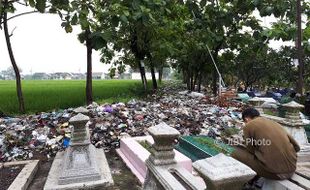 Sampah TPS Jaten Karanganyar Meluber ke Jalan Bikin Warga Khawatir