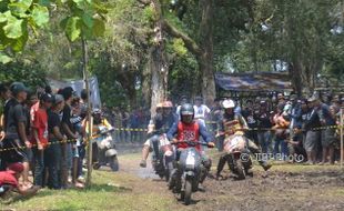 Begini Jadinya Kalau Vespa Diajak Ngebut di Lahan Berlumpur Waduk Mulur Sukoharjo