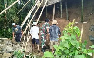 BENCANA BOYOLALI: Dimakan Usia, Pondasi Rumah Warga Cepogo Boyolali Ambrol