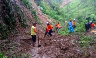 BENCANA BOYOLALI : Hujan Deras Sebabkan Longsor di Jalur SSB 