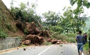 Longsor di Tugurejo Membuat Jalur Ponorogo-Pacitan Tertutup Total