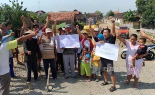 TOL SOLO-KERTOSONO : Flyover Sebabkan Banjir, Warga Krikilan Demo Tuntut PT SNJ Lakukan Ini