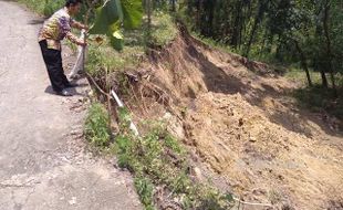 INFRASTRUKTUR SRAGEN : Longsor Bikin Jalur Antarmuseum Sangiran Nyaris Putus