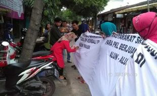 Seratusan PKL Alun-Alun Sragen Galang Tanda Tangan Warga demi Bisa Berjualan