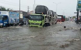 FOTO BANJIR SEMARANG : Dahsyatnya Air Genangi Ibu Kota Jateng