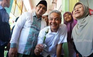 PILKADA 2018 : Dipuji Ganteng, Ganjar Pranowo Diberi Mawar Putih Pedagang Pasar Kliwon