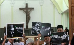 PENYERANGAN GEREJA : Majelis Dzikir Gusdurian Berdoa Bersama di Gereja St Lidwina