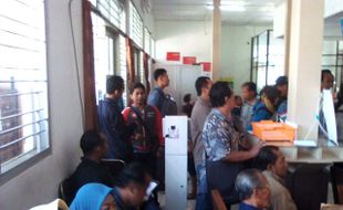 Sejumlah Warga Masih Kesulitan Registrasi Kartu Seluler