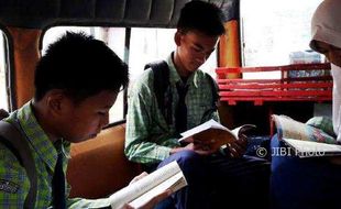 TRANSPORTASI SEMARANG : Wow, Angkot di Semarang Ini Dilengkapi Perpustakaan