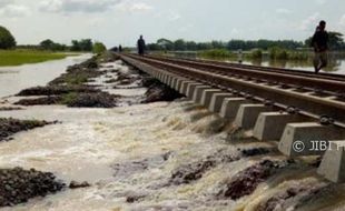 BENCANA JATENG : Jalur Besi Terendam Banjir, 14 Kereta Api Semarang Telat 4 Jam