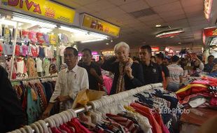 Blusukan Tanah Abang, Bos IMF Beli Baju Koko Buat Suami