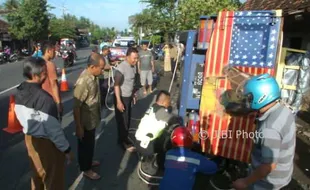 KECELAKAAN KULONPROGO : Truk Sambar Tiga Sepeda Motor, Lima Orang Dilarikan ke Rumah Sakit