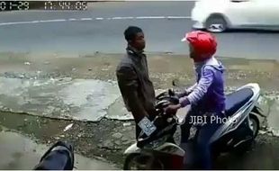 CCTV Rekam Tingkah Absurd Pria Saat Cekcok dengan Kekasih