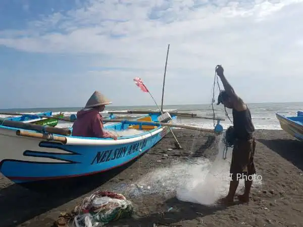 Dihantam Gelombang Tinggi, Kapal Nelayan di Pantai Depok Bantul Tenggelam