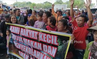 Bersihkan Alun-Alun Sragen dari PKL, Bupati Yuni Kembali Ajak Dialog