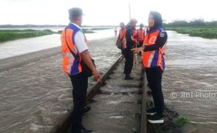 BENCANA JATENG : Brebes-Tegal Banjir, Perjalanan KA Terhambat