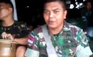 Kocak! Pria Berseragam TNI Beri Ceramah Lewat Lagu