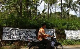 Geram Tak Ada Sinyal, Warga Pasang Spanduk Protes