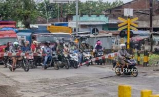 FOTO LALU LINTAS DEMAK : Terobos Palang Pintu KA Tak Terpuji