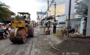 JALAN RUSAK KARANGANYAR : Akhirnya Sebagian Lubang Jl Adi Soemarmo Colomadu Ditambal