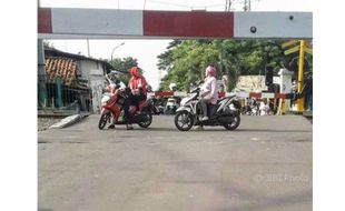 Viral, Emak-Emak Sibuk Ngerumpi Sambil Tunggu Kereta Melintas