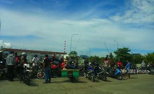 Warga Terdampak Bau Limbah PT RUM Berjaga di Depan Pabrik