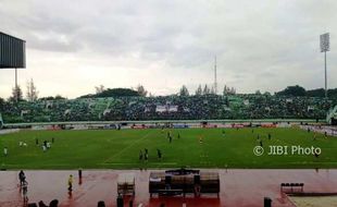 PIALA PRESIDEN 2018: Video Suporter Persebaya Surabaya di Stadion Manahan