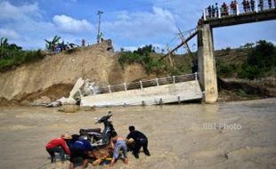 FOTO BENCANA JATENG : Abrasi Runtuhkan Jembatan Sungai Jragung