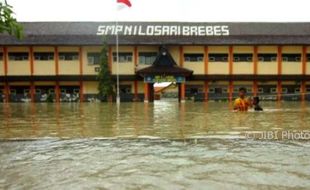 FOTO BENCANA JATENG : Begini Banjir Dera Losari, Brebes