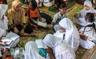 FOTO BENCANA JATENG : Banjir Paksa Siswa Belajar di Balai Desa