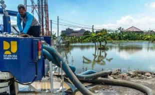 FOTO BENCANA JATENG : Begini Menyedot Air Banjir Demak