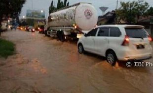 BENCANA JATENG : Lalu Lintas di Jalur Pantura Kudus Tersendat Akibat Banjir