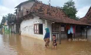 BENCANA JATENG : Banjir Rendam Seribuan Rumah di Kudus