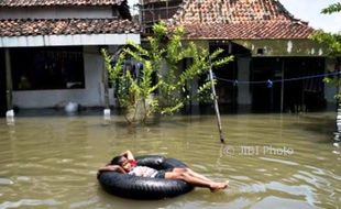 FOTO BENCANA JATENG : Nyaman dan Derita Banjir di Semarang