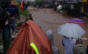 BENCANA JATENG : Mejobo Kudus Kebanjiran Gara-Gara Tanggul Sungai Piji Jebol