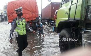 Pengendara Sepeda Meninggal Saat Banjir di Semarang, Dikira Tersetrum