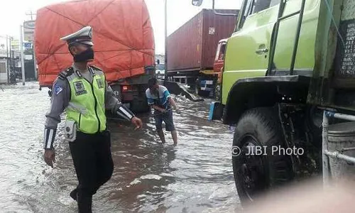 Pengendara Sepeda Meninggal Saat Banjir di Semarang, Dikira Tersetrum