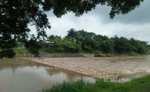 BUNUH DIRI MADIUN : Tim SAR Sisir Daratan dan Sungai Bengawan Madiun untuk Cari Hani