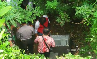 Warga Dolopo Madiun Temukan Brankas Kosong di Sungai