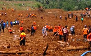 BENCANA JATENG : 7 Warga Masih Hilang, Lokasi Longsor Brebes Dibagi 11