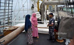 Foto KRI Dewaruci Openship di Tanjung Emas