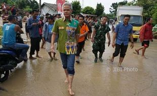 PILKADA 2018 : Bantu Korban Banjir di Demak, Ganjar Pamer di Instagram