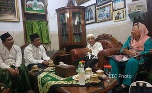 PILKADA 2018 : Bertamu ke Mbah Moen, Istri Gus Dur Diklaim Dukung Ganjar-Yasin