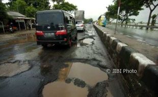 FOTO JALAN RUSAK JATENG : Parahnya Kerusakan Jalan Losari, Brebes